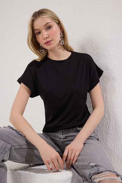 Trendyol Collection Czarna koszulka z dzianiny z wiskozy o regularnym/normalnym kroju i okrągłym dekoltem TWOSS25TS00167