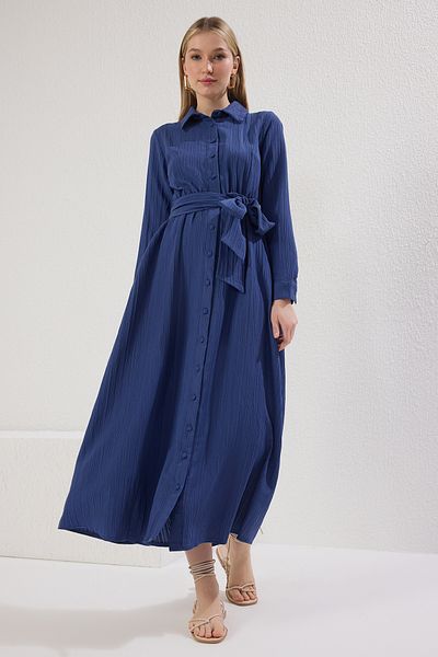 Trendyol Modest Saks gewebtes Hemdkleid mit Gürtel TCTSS25EB00068