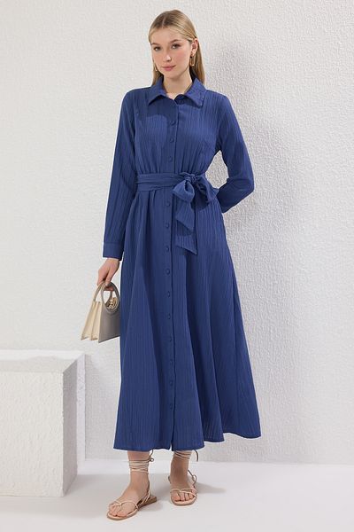 Trendyol Modest Saks gewebtes Hemdkleid mit Gürtel TCTSS25EB00068