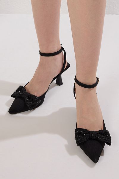 TRENDYOL SHOES Czarne kokardki z kamieni, szczegółowe, szpiczaste palce, odkryte plecy, wieczorowa sukienka damska, cienkie buty na obcasie TAKSS25TO00043