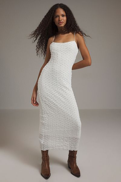 Trendyol Collection Weißes Spitzen-Bodycone/Body-Sitting-Träger-Midi-Strickkleid TWOSS25EL00533