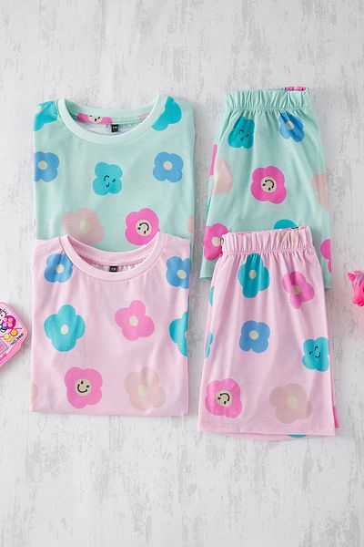TRENDYOLKIDS Różowo-miętowy 4-częściowy dziewczęcy komplet piżamowy z dzianiny w kwiatowy wzór TKDSS25PT00020