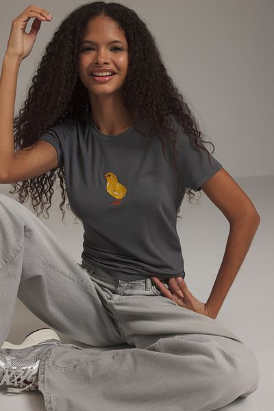 Trendyol Collection Anthrazitfarbene, taillierte, kurzärmlige, dehnbare Strickbluse mit Kükenstickerei TWOSS25BZ00462