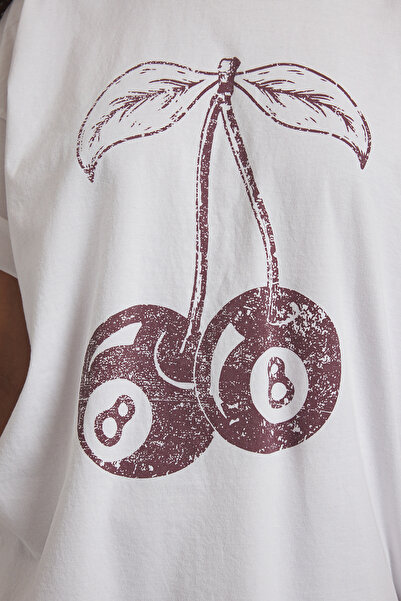 Trendyol Collection Πλεκτό μπλουζάκι εκρού - στάμπα κερασιού, φαρδιά εφαρμογή TWOSS25TS00122