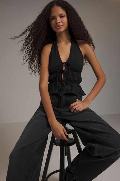 Trendyol Collection Μαύρη πλεκτή μπλούζα με λαιμόκοψη V με λεπτομέρεια TWOSS25BZ00227