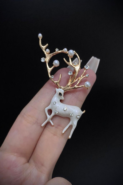 Jaida Moda Kadın Beyaz İnci ve Zirkon Taşlı Sevimli Ren Geyiği Figürlü Broş
