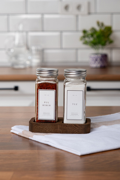 EVLE 2'li Ahşap Standlı Cam Baharatlık Seti Kapaklı Beyaz Etiketli Baharatlık...