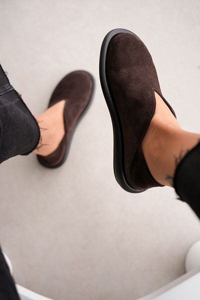 selinshoes Dámská mokasína Denny z pravé kůže s oválnou špičkou a V s podrobným popisem - HNĚDÁ