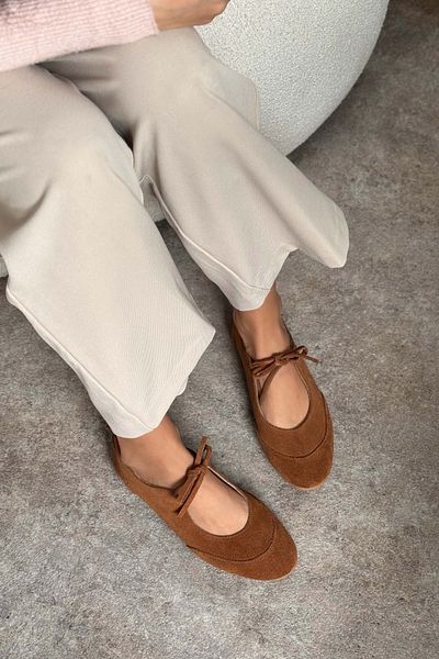 NİŞANTAŞI SHOES Tokyo Tan Damen-Ballerinas aus echtem Wildleder mit einem Riemen und flacher Sohle