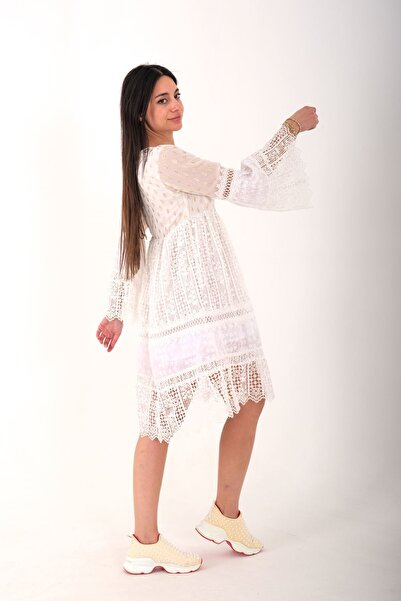 Blues Outlet ЖІНОЧА СУКНЯ З ПІЛЕРОМ НА ГОРЛОВИНІ - БІЛА