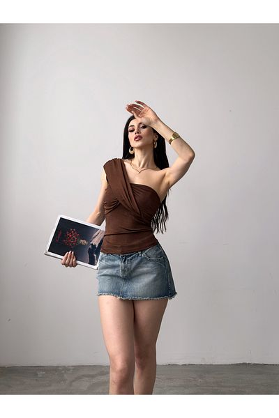 Fav Style Γυναικεία μπλούζα με έναν ώμο με λεπτομέρειες καφέ