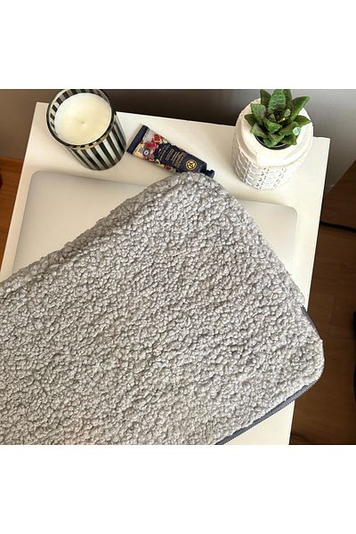 PLUSH STUDIO TeddyChic 13.3 بوصة PlushGuard - غطاء وحقيبة كمبيوتر محمول، مقاس 36 × 26 سم