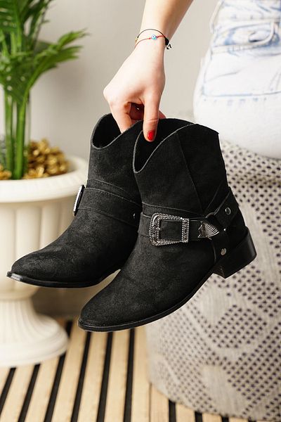 İmerShoes Καθημερινές γυναικείες μαύρες σουέτ μπότες με οβάλ πόρπη με λεπτομερή οδοντωτή σόλα Cowboy μπότες 281