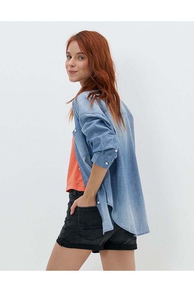 AMERICAN EAGLE قميص AE من قماش الدنيم بأكمام طويلة وأزرار
