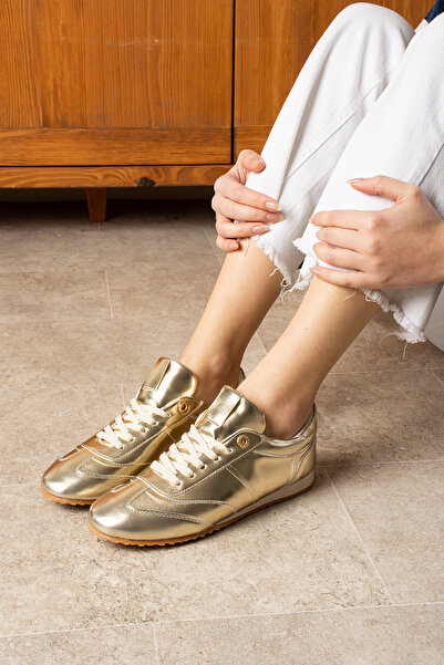 SHOESTEP حذاء رياضي كاجوال برباط ونعل مسطح مريح من جلد الغزال باللون الذهبي الوردي