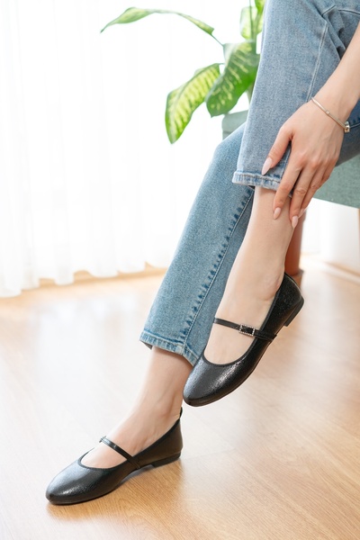 DİVOLYA Armi Black Wrinkled Patent Leather Stone Helmet (1 cm Heels) Round Toe Ballerinas