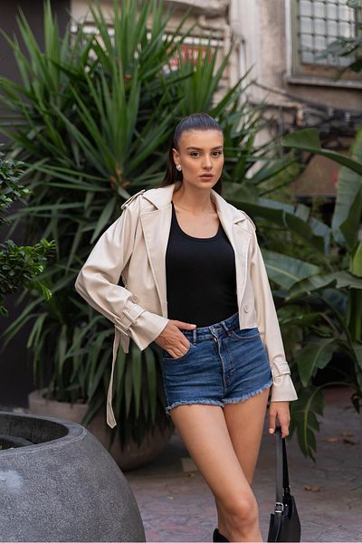 Madamra Μπεζ Γυναικείο Δερμάτινο Μπουφάν με Ζώνη Crop Biker