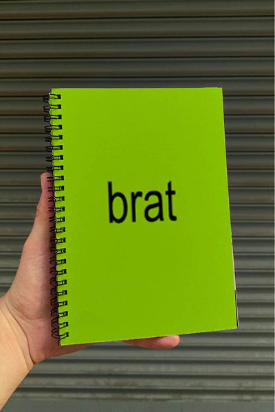 Namgo Caiet A5 în spirală Charli XCX Brat (200 de coli)
