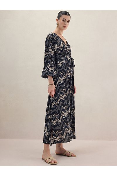 Femmella By Styli فستان ماكسي ملفوف بأكمام منفوخة وطبعة تجريدية مع حزام ربط