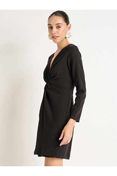 Femmella By Styli فستان بطول الركبة مع تفاصيل ملتوية وفتحة رقبة على شكل حرف V