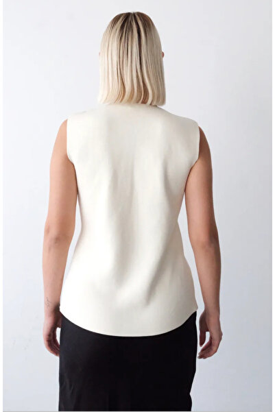 sajarsln Πλεκτό γιλέκο σε κρεμ χρώμα με λεπτομέρεια με χρυσό κουμπί