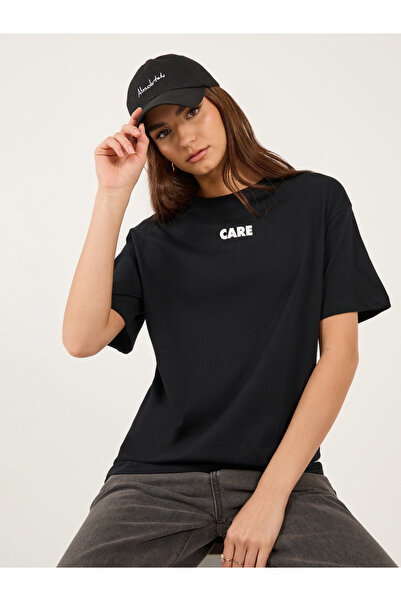 Styli تي شيرت كبير الحجم بطبعة شعار ورقبة دائرية