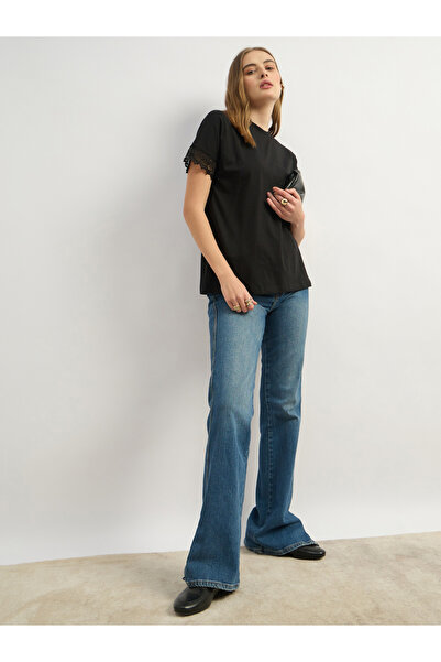 Styli تي شيرت سادة برقبة دائرية وقصّة مربعة مع تفاصيل حواف من الدانتيل