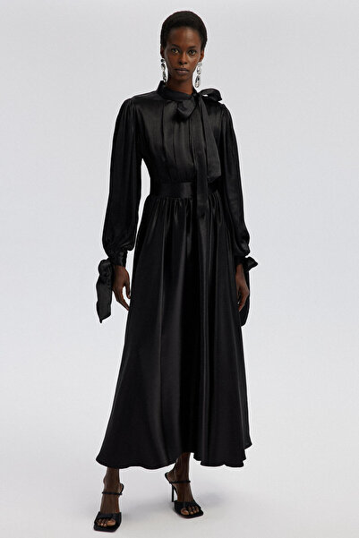 Touché Privé Saténové šaty - S Detailem kravaty