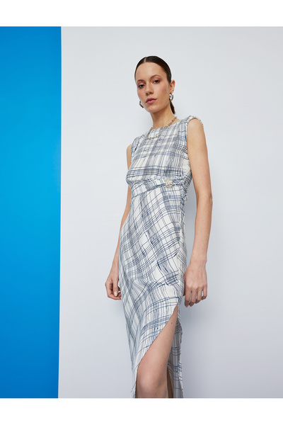 Koton Αξεσουάρ Λεπτομερές αμάνικο σχίσιμο μακρύ καρό σατέν φόρεμα από βισκόζη