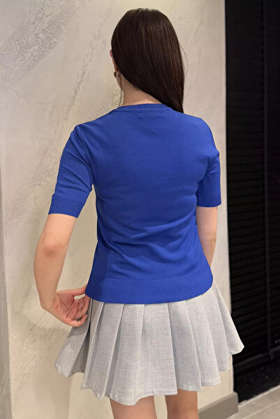 GÜLSELİ Dámská halenka s krátkým rukávem a detailním výstřihem saxově modrého kamene