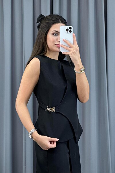 Serica Moda Μαύρο γιλέκο μπλούζας με ασύμμετρη πόρπη