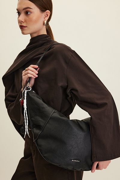 Manuka Černá oválná crossbody kabelka z měkké kůže