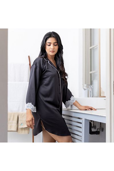Aadaraya قميص نوم من الساتان مع تفاصيل الدانتيل