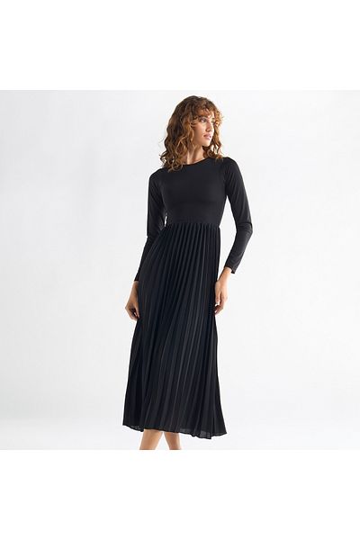 FAV Pleated Dress With Round Neck And Long Sleeves