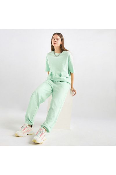 FAV طقم تي شيرت وبنطال رياضي بتفاصيل جيوب محببة