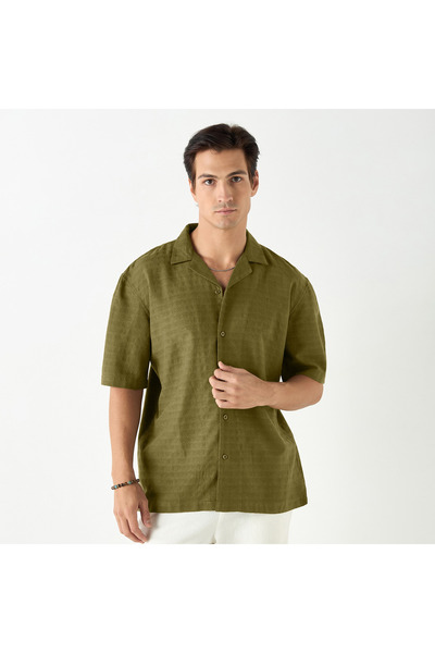 Iconic قميص بقصّة عادية ومُحكم الغلق مع ياقة معسكر وأكمام قصيرة