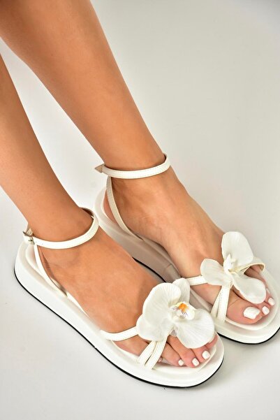 Fox Shoes U 342962709 Γυναικεία σανδάλια με αξεσουάρ λευκού τεχνητού λουλουδιού