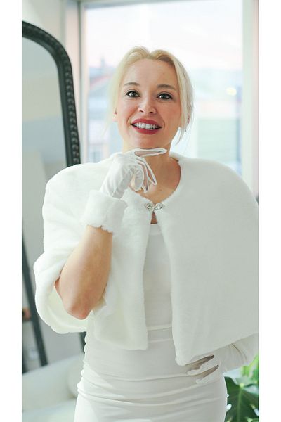 SeddA Long Brooched Fur Etol And Off-White Velvet Fur Gloves Combination