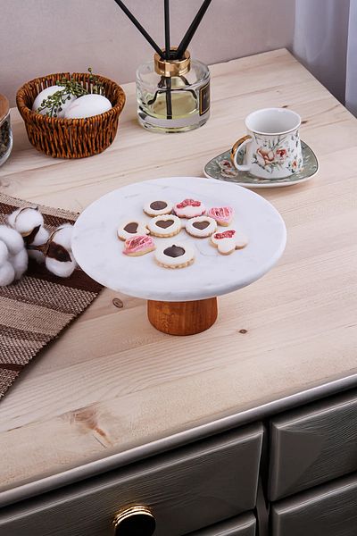 Lizzy Marble Patterned Wooden Leg Round Presentation Plate Cake Serving Presentation Plate 19 cm