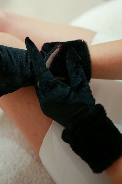 SeddA Black Velvet Furry Gloves and Short Brooch Fur Combination