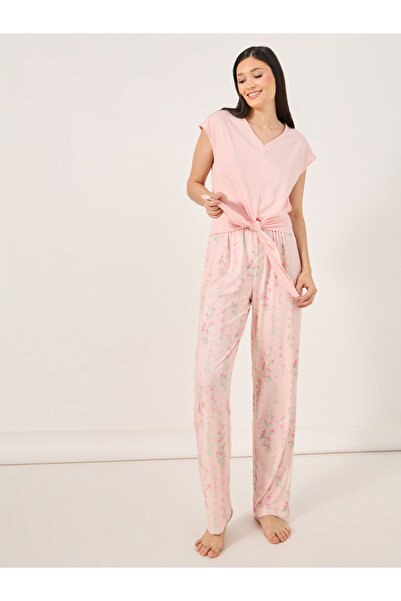 Styli طقم تي شيرت برباط أمامي وفتحة رقبة على شكل حرف V وبيجامة مزينة بالزهور