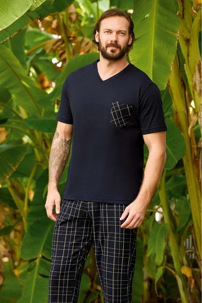 andredimoda Aydoğan Ανδρικές πιτζάμες με λαιμόκοψη V – Μαύρο τοπ και καρό παντελόνι