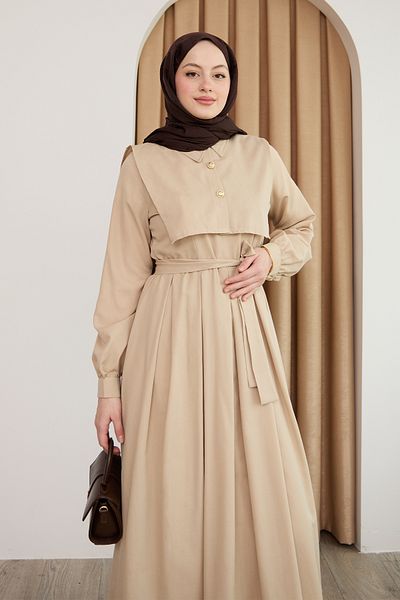 InStyle Beigefarbenes Bolero-Kleid mit Knopfdetail