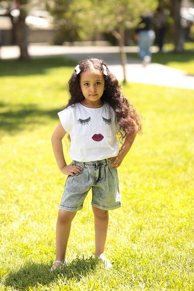 Hilal Akıncı Kids Girl's Mesh Pocket Detailed Blouse Mom Jeans Shorts Double Set