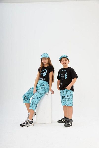Hilal Akıncı Kids Tricou negru imprimat cu căști pentru băiat, pantaloni scurți din denim cu scris cu lanț