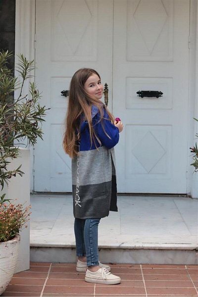 Hilal Akıncı Kids Tricotaj scris pentru fete Cardigan Crop Pulover Pantaloni denim Set 3 piese