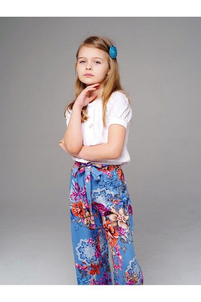 Hilal Akıncı Kids Bluză albă cu detaliu cu nasturi pentru fete, cu pantaloni largi cu imprimeu floral, set de 2 piese