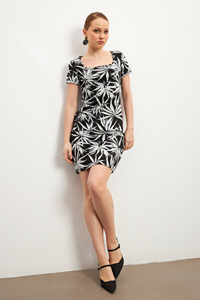 MODAGEN Μαύρο και άσπρο φλοράλ φόρεμα μίνι μήκους