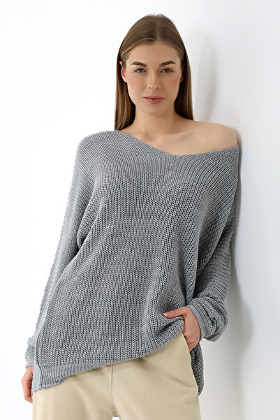 Devinka Women's Gray Oversize Casual V-Neck Knitwear Sweater