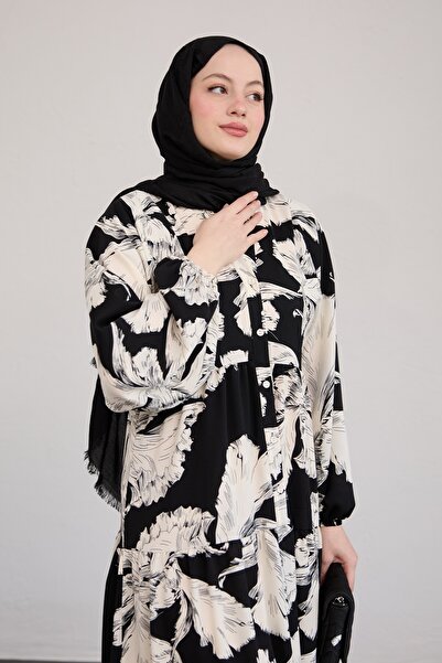 InStyle Černé šaty se smíšeným květinovým vzorem